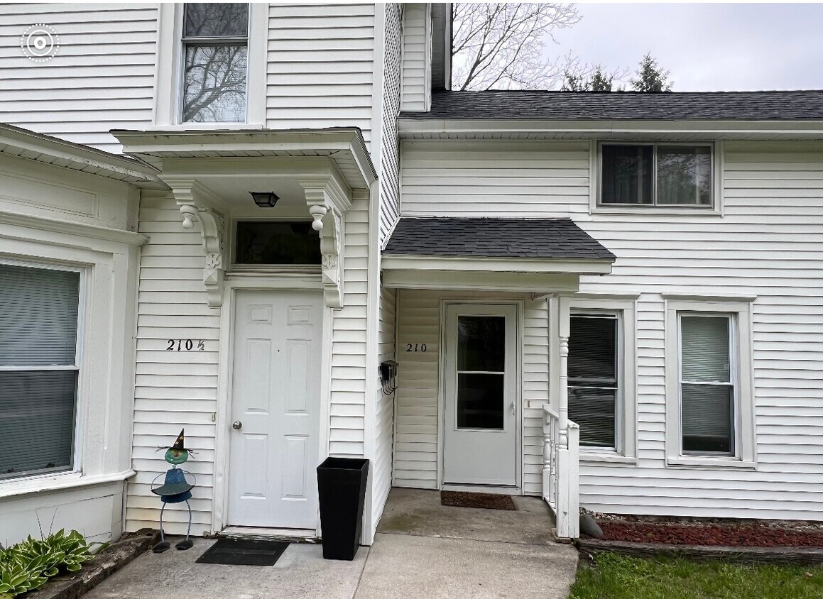 Primary Photo - 210 Rose Ave