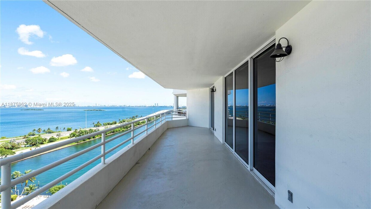 Foto principal - 555 NE 34th St