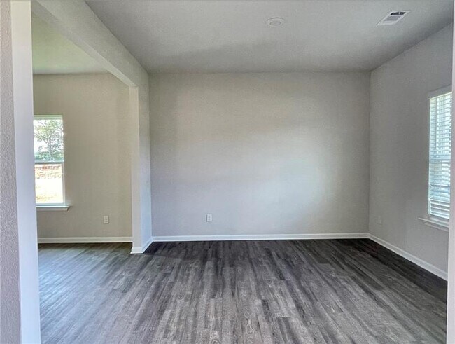 Foto del edificio - 705 Woody Dr