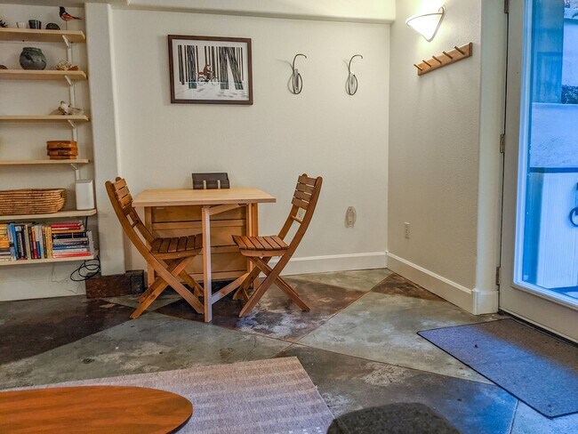 Foto del edificio - Furnished NW Alphabet district ground leve...