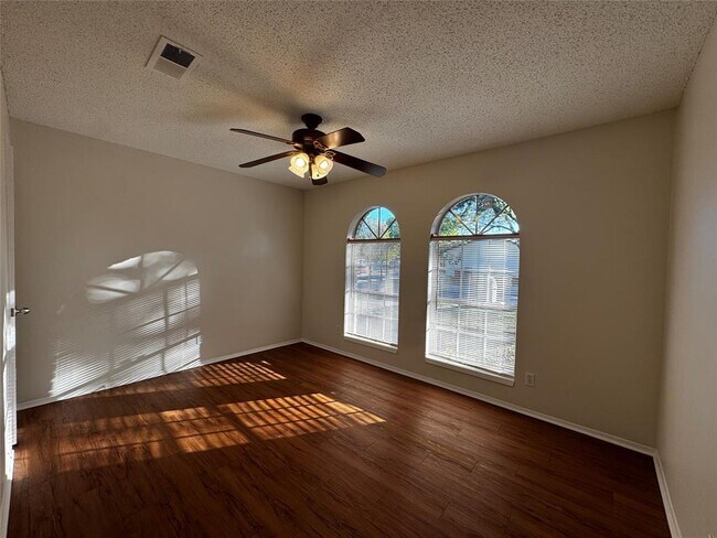 Foto del edificio - 1006 Warrington Dr