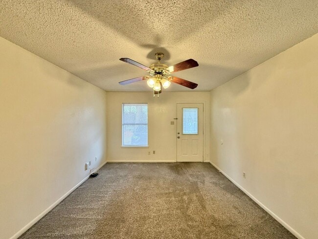 Building Photo - Available! 2 Bedroom 1 Bath Close to Everything! Longview, TX!