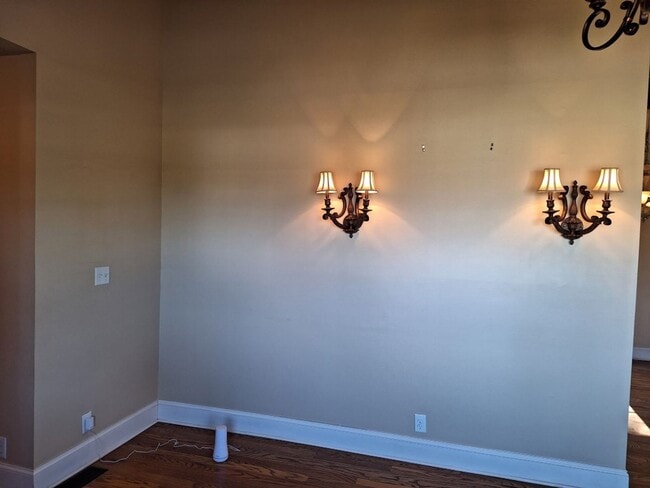 Building Photo - Beautiful 3BD/3BA Basement Rancher with 2 car garage in West Knoxville