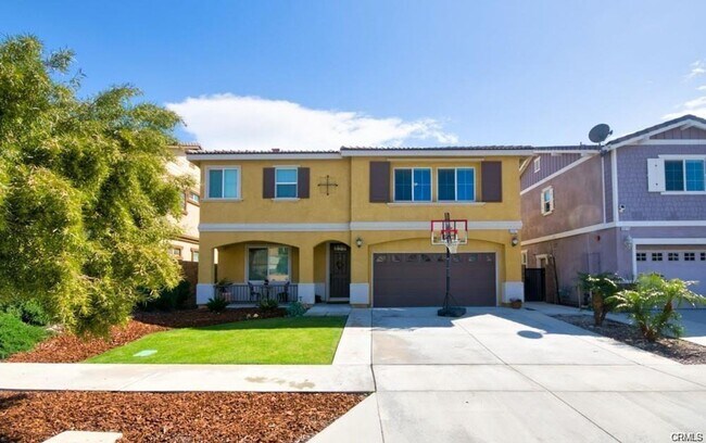 Foto del edificio - Spacious 4-Bed, 2.5-Bath Home in Fontana Unified School District with Private Backyard