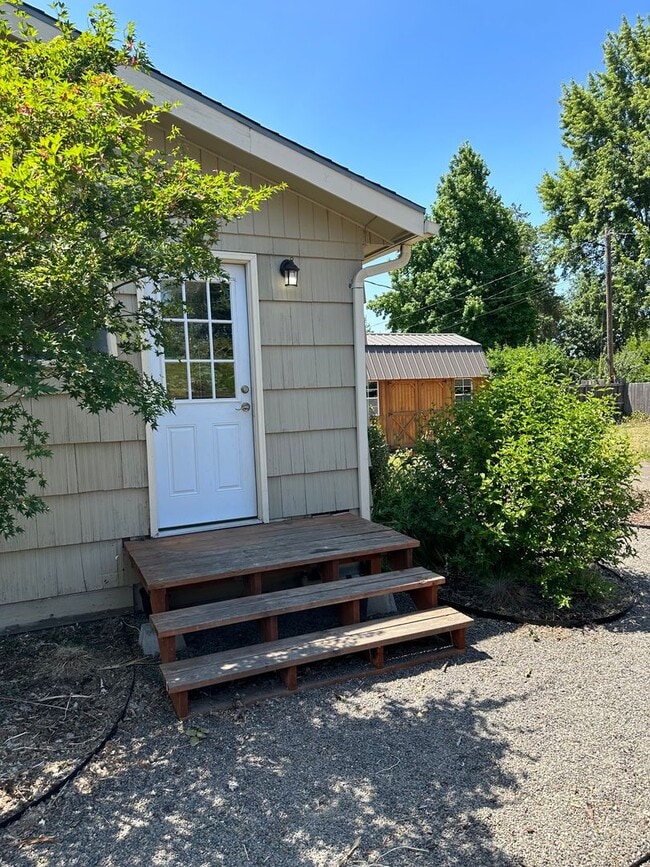 Building Photo - Charming 2 bedroom 1 bath house!