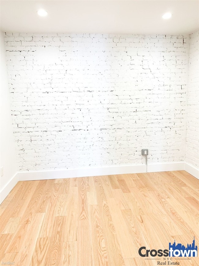 Building Photo - 1 br, 1 bath Apartment - 418 E 9th St