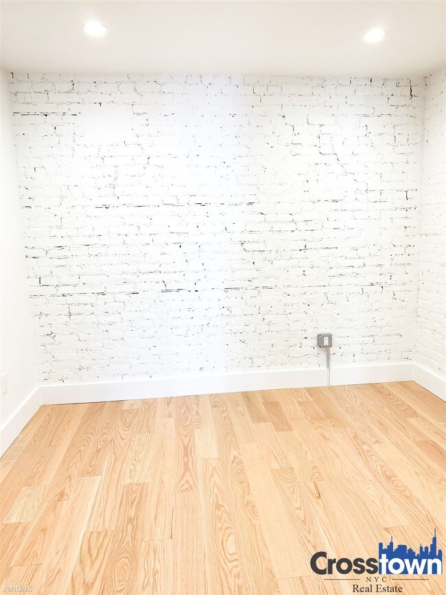 Foto del edificio - 1 br, 1 bath Apartment - 418 E 9th St