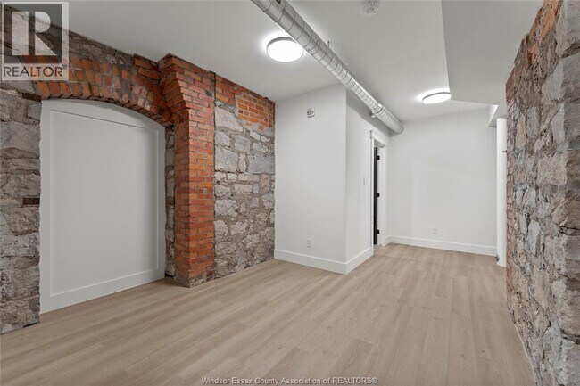 Building Photo - 247 Brock St