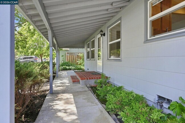 Building Photo - 517 Shelly Dr