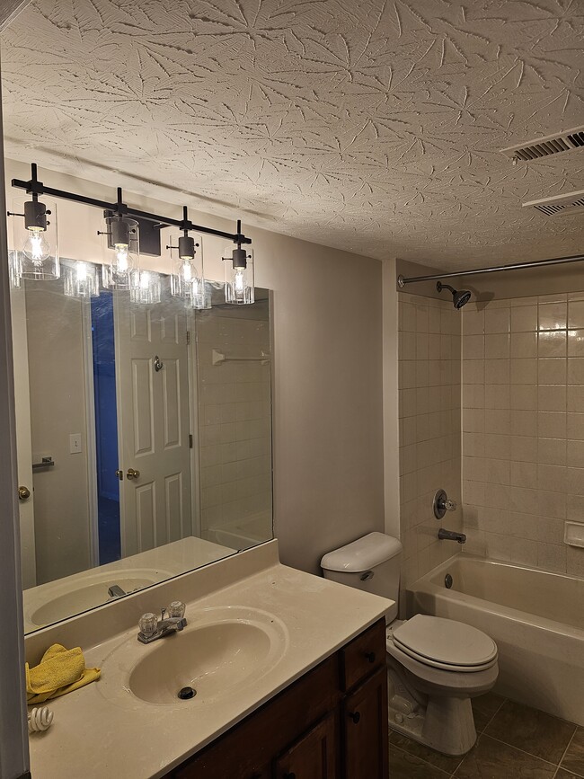 251 Doublegate Dr Unit 251 Doublegate Dr F, Milford, OH 45150 Condo