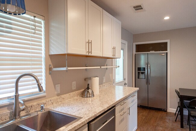 Foto del edificio - 2404 Jackson Bluff Rd