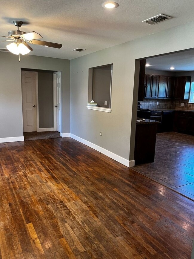 Building Photo - Pre-Leasing for Summer/Fall 2025 - Close t...