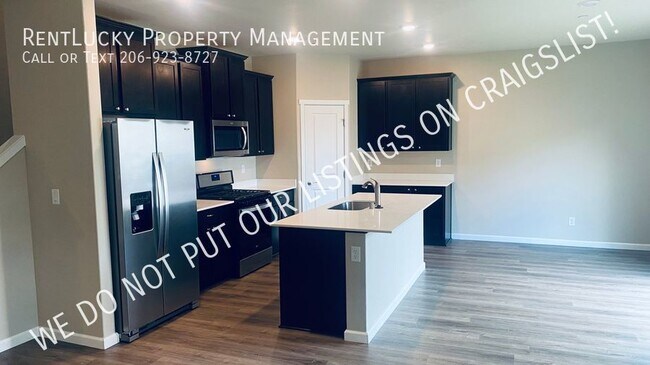 Building Photo - 5 Bedrooms and an Office Space!