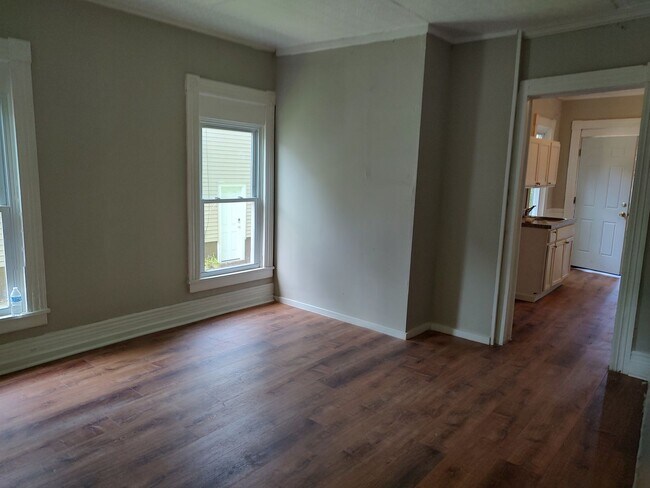 Building Photo - Newly renovated 4 bedroom duplex