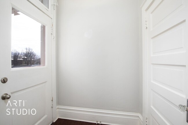 Building Photo - 4 Bed 2 Bath Salt Lake Home For Rent!