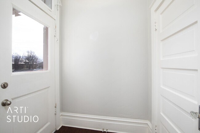 Foto del edificio - 4 Bed 2 Bath Salt Lake Home For Rent!
