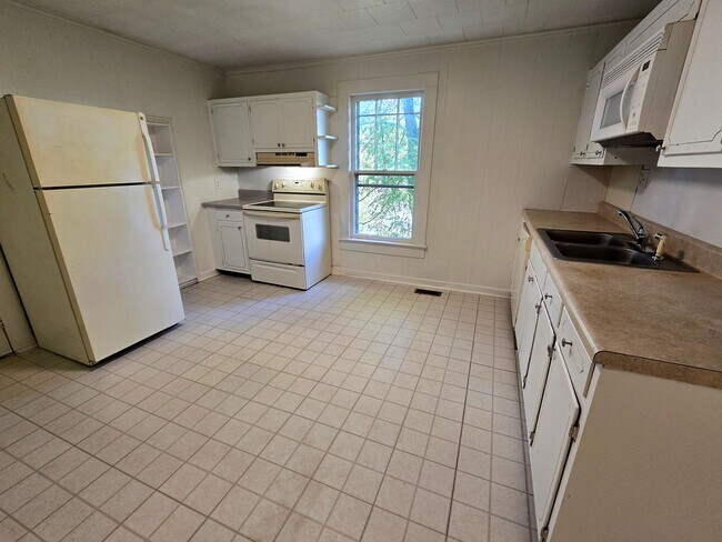 Foto del edificio - Cozy Lenoir 2/1 Bungalow with Fenced Yard ...