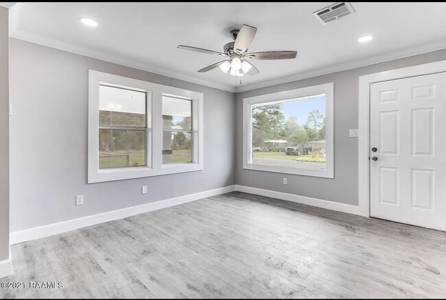 Open floor plan dining hall - 514 Perry Ln