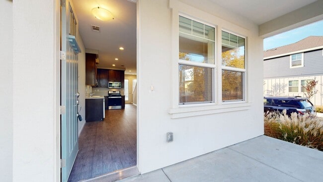Foto del edificio - Beautiful 3 Bedroom 3 Full bath with 1 Car...