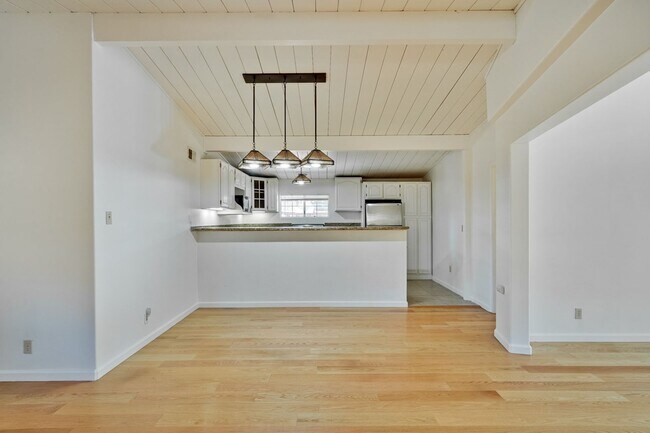 Foto del edificio - Spacious 4 Bed 3 Bath Home in Highly Desir...