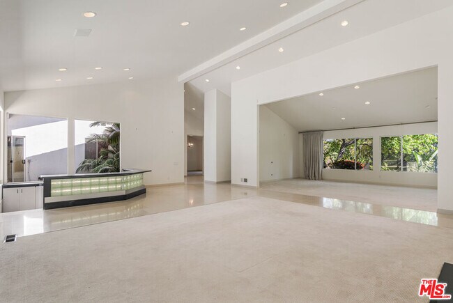 Foto del edificio - 811 N Hillcrest Rd