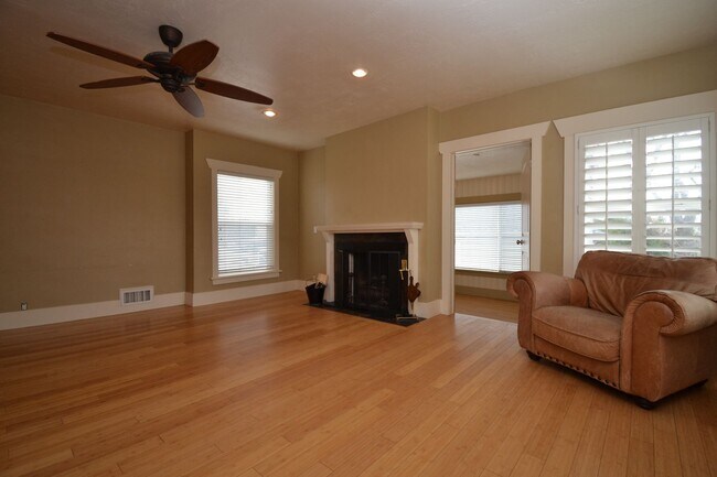 Foto del edificio - Charming 4 bed 2 bath cottage style home for rent!