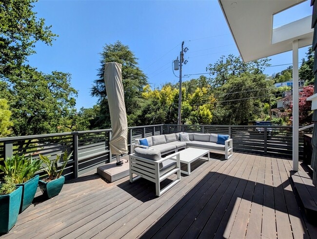 Building Photo - 10 Idalia Ct