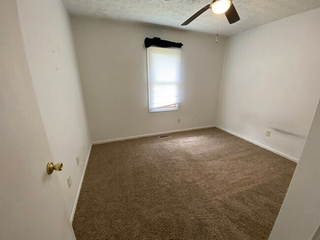 Foto del edificio - 2 bed - 1 bath - 1 Car Garage Duplex w/ Utilities