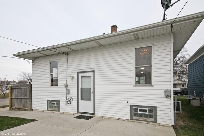Foto del edificio - 2064 Blake Ave
