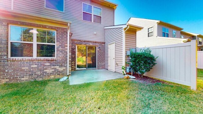 Foto del edificio - Inviting End Townhome with Loft, Granite Kitchen & 2-Car Garage , Near RTP, RDU, I-40 & I-540
