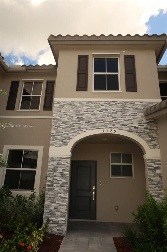 Foto principal - 1529 SE 27th Rd