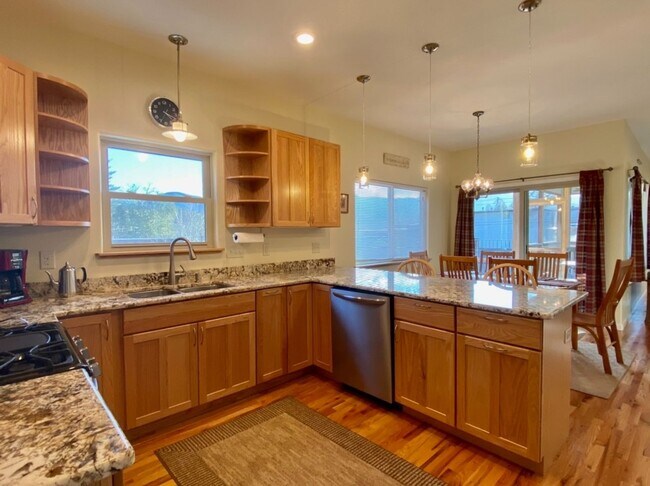 Foto del edificio - Furnished Downtown Black Mountain- Top Floor Unit with Roof Top Deck!