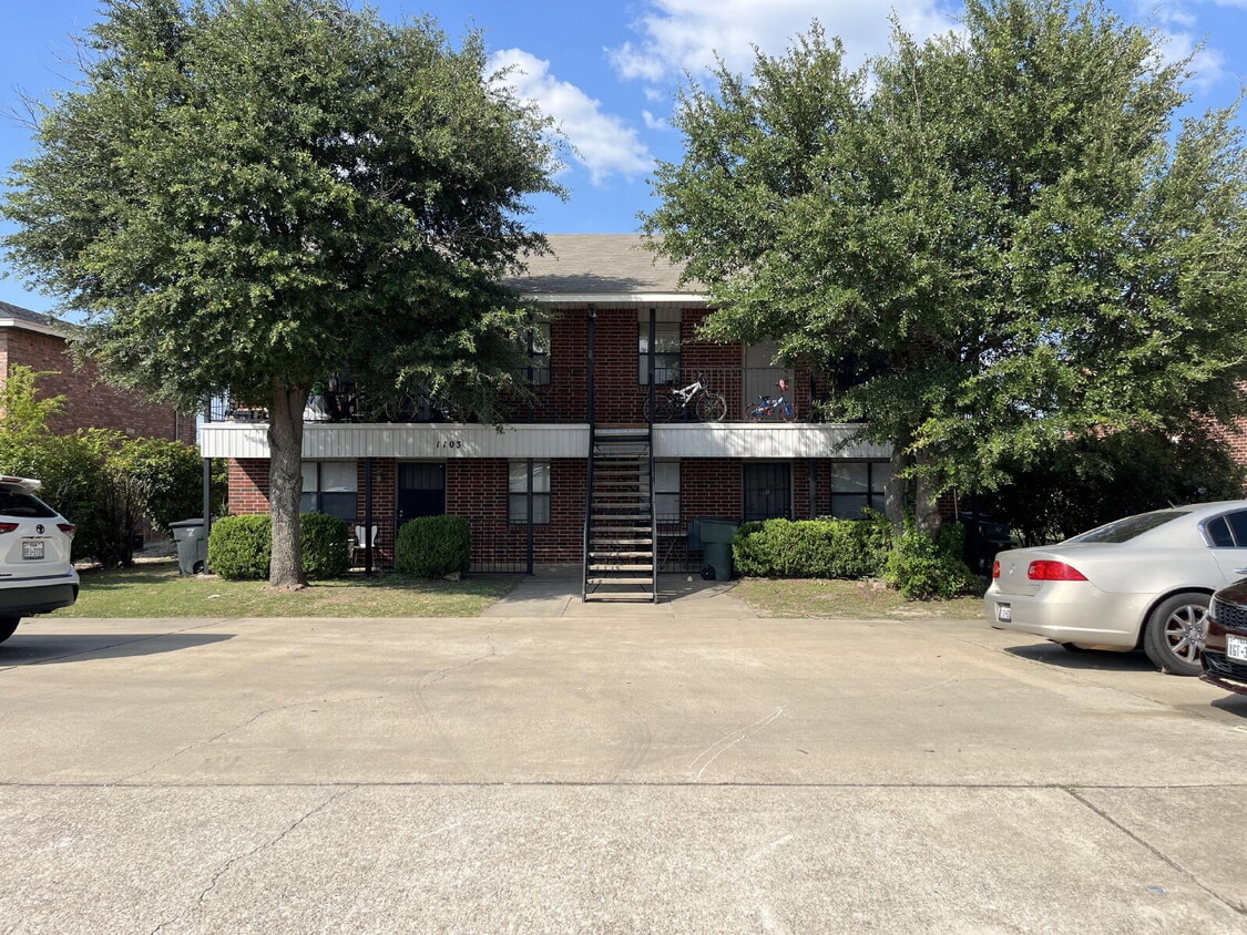 Primary Photo - Spacious 2-Bedroom Apartment – Prime Locat...