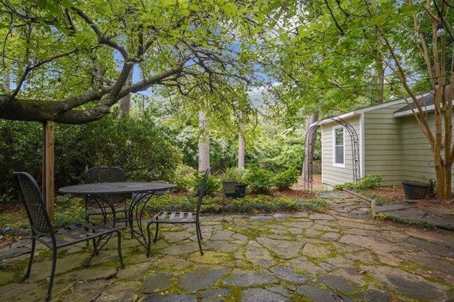 Building Photo - 615 Sycamore Dr