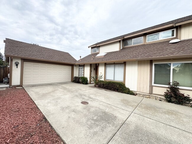 Photo - Great Shape Townhome in Pleasanton with shared driveway