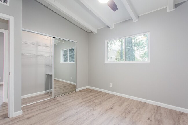 Building Photo - BROOKHAVEN DELUXE