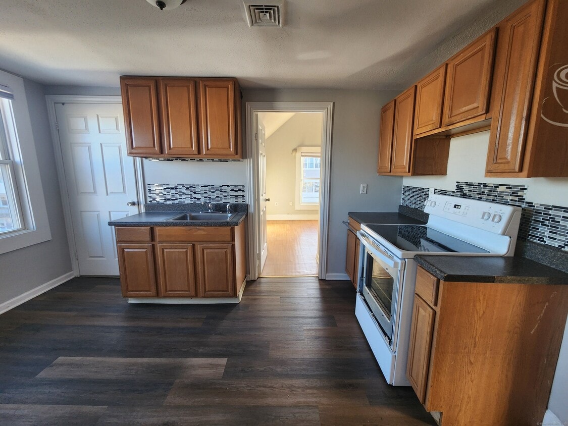 Primary Photo - 100 Rhodes St