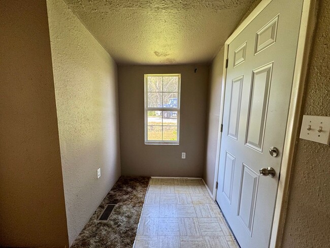 Building Photo - Adorable 2-Bedroom Home for Rent in Plant ...