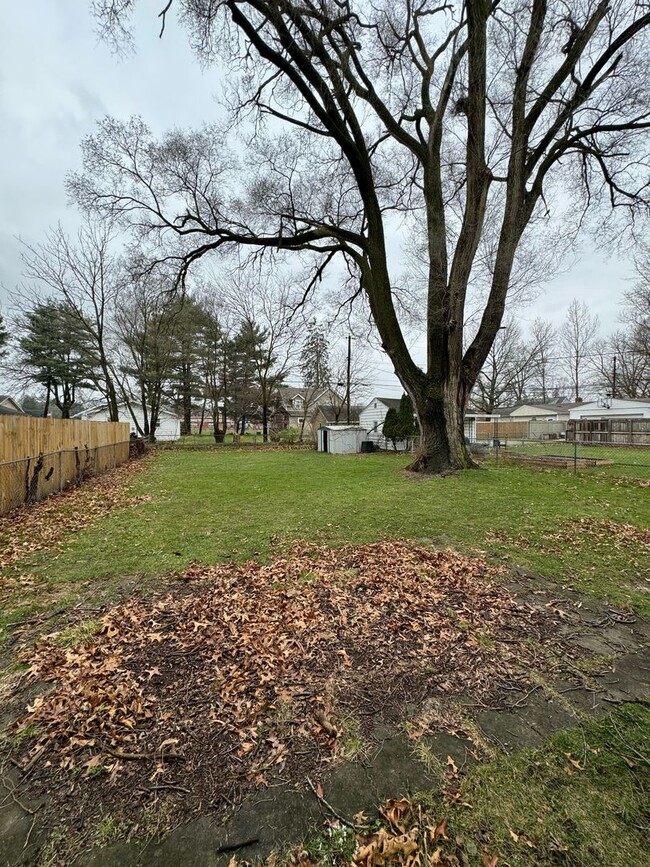 Building Photo - 2 Bedroom 1 Bath home in South Bend IN.