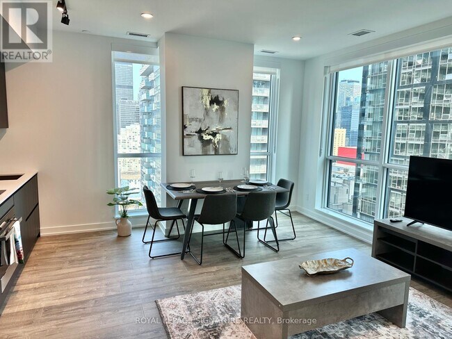 Photo du bâtiment - 327-2327 King St W