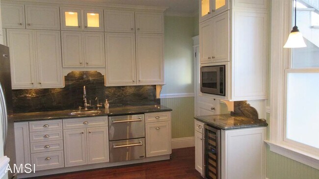 Tons of cabinet storage - 1815 Mason St