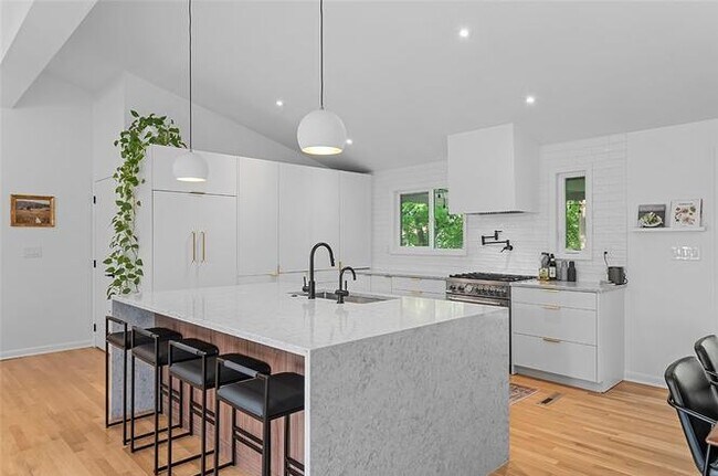 Foto del edificio - 1140 Folkstone Dr