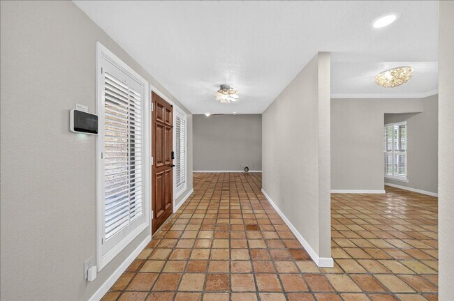 Building Photo - 5305 Greenbriar Dr