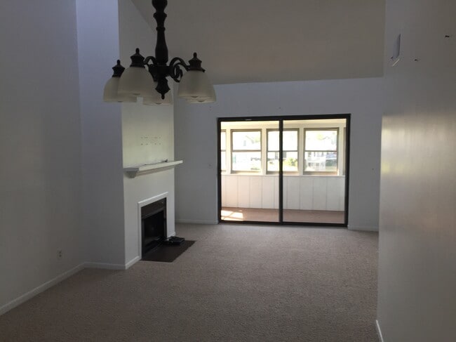 Building Photo - 838 Deerwood Dr
