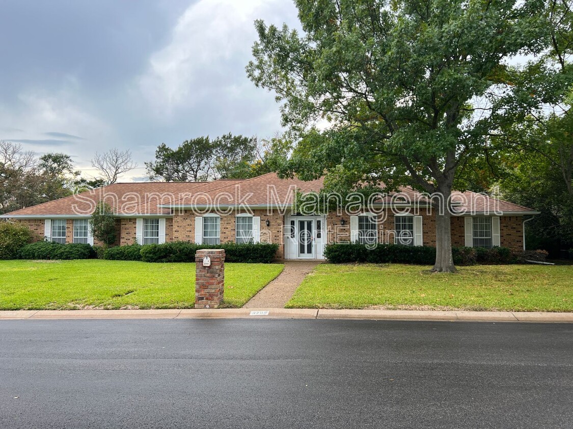 Foto principal - 3700 Greenleaf Dr