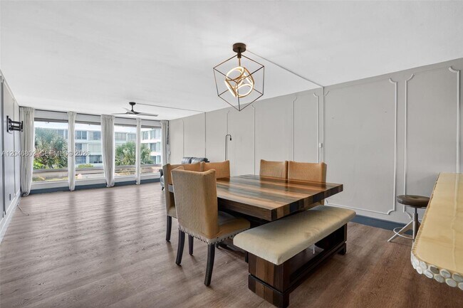 Foto del edificio - 10240 Collins Ave