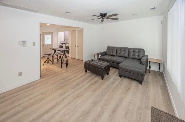 Foto del edificio - 2006 Randall Rd