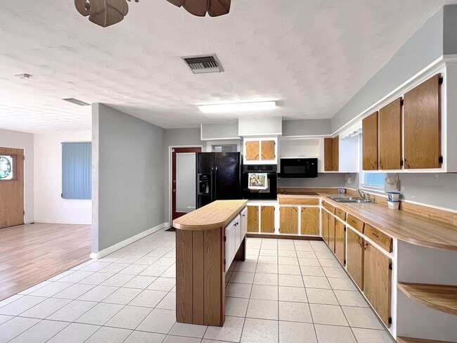 Building Photo - Two-Bedroom Pool Home in Winter Haven Clos...