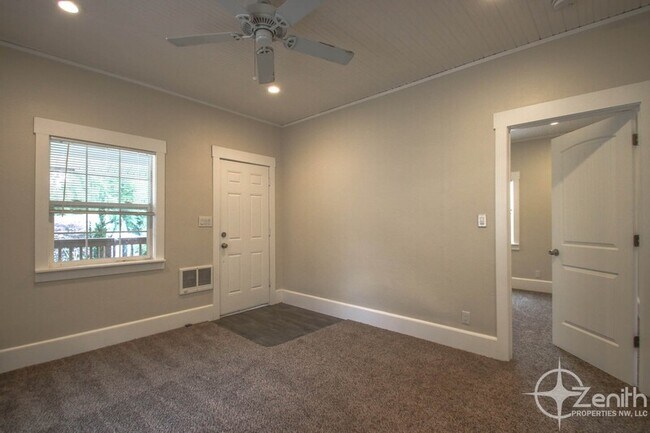 Building Photo - 1802 SE 7th Ave