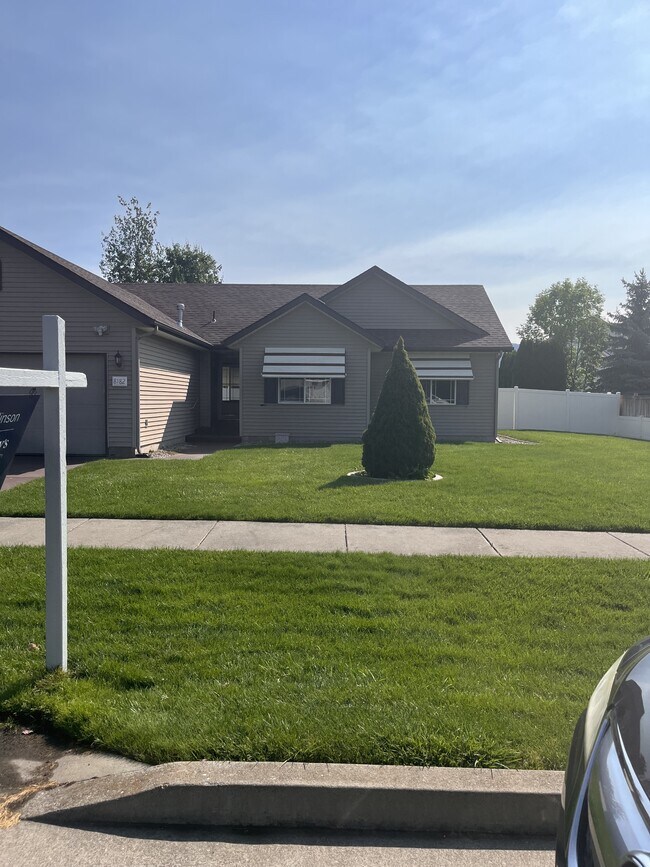Foto del edificio - 8182 N Brookside Dr